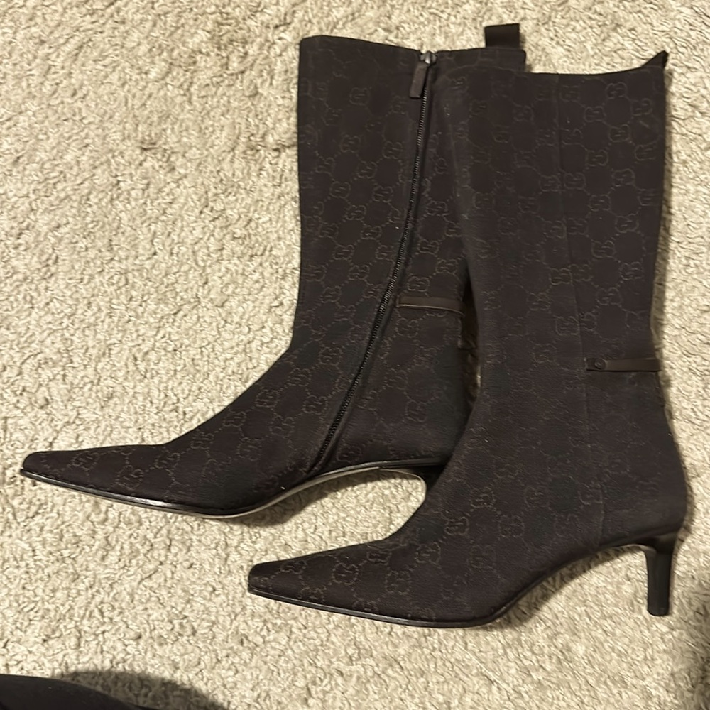 Description
Gucci vintage boots in espresso brown GG monogram canvas size 6 1/2